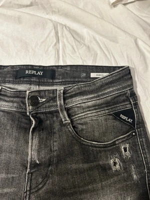 Replay anbass - Säker ett par replay anbass jeans i väldigt bra skick. Storlek W29 L32. Modellen på bilden är ca 185 o väger ca 70. Skriv vid minsta fundering 