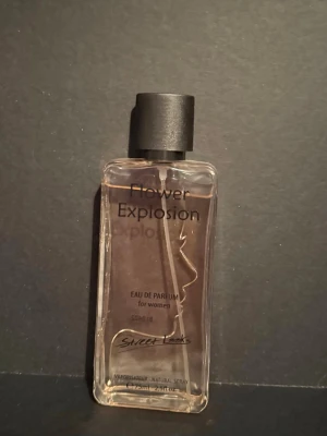 Flower Explosion parfym 75 ml - Ca 90% kvar. Kommer ej till användning men har stått mörkt och svalt förvarat