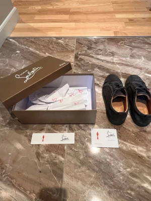 Gråa Christian Louboutin - Säljer nu mina gråa Christian Louboutin i storlek 41 (passar 41 1/2). Väldigt försiktigt omhändertagna och använd ett fåtal gånger. Får med skobox, skopappret och etiketterka. Skriv och fråga vid minsta lilla fundering.🙂🙌