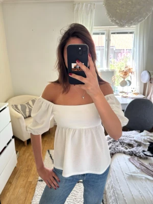 Vit topp - Vit sommartopp från gina, går att ha off shoulder samt vanligt!💕
