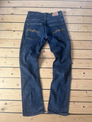 Nudie Jeans - Sjukt snygga Nudie jeans i mörkblå färg, modell Thin Finn. Storlek 29/30. Jeansen är i mycket bra skick, nästan helt nytt. Skriv vid eventuella funderingar😁 fraktar inom 1-2 dagar