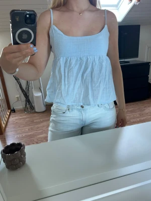 Blå topp - Super fin med rosett i ryggen🩵🩵
