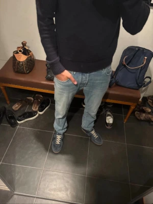 Jacob Cohen comfort - Säljer ett par ljusblå jeans från Jacob Cohen med klassisk femficksdesign och raka ben. Jeansen har en snygg blå patch med logga bak i midjan och är gjorda i mjukt denimtyg. Dem är lagade mellan benen vilket inte är märkvärdigt. Modellen på jeansen är 688 vilket jag tycker är den snyggaste.