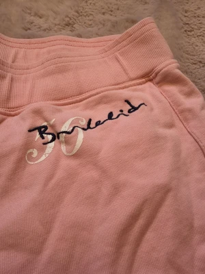 Rosa mjukisbyxor från Bondelid - Säljer ett par ljusrosa mjukisbyxor från Bondelid dem saknar snöre men är annars sjukt snygga 