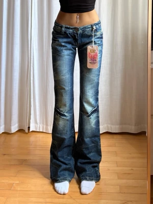 Lågmidjade jeans  - Midjemått: 37 Innerbenslängd: 85 Grenhöjd: 18 Lår: 24 Jag är 165cm⭐️