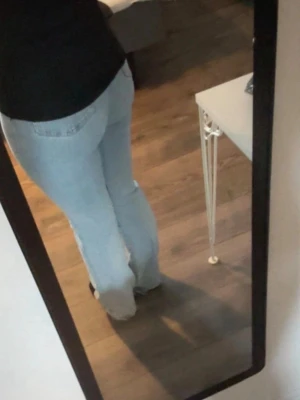 Ljusblå bootcut jeans  - Säljer ett par ljusblå jeans från Lindex som är väll använda men märks endast vid benen bak eftersom att de har varit för långa för mig💗