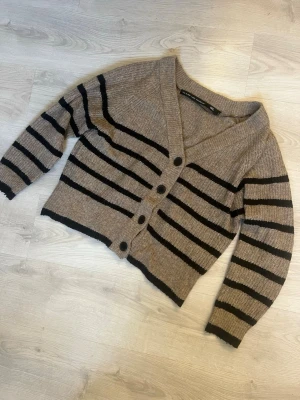 Randig stickad kofta   - Mysig randig stickad kofta från lager 157! 