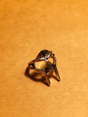 Justerbar Ring Mf Doom Rap Goth  - Säljer min justerbara Mf Doom ring som är sprillans ny och är helt felfri  Skickas samma dag som försäljning om du använder bring hemtbox annars inom 3 dagar✅ Våga ställa frågor😁
