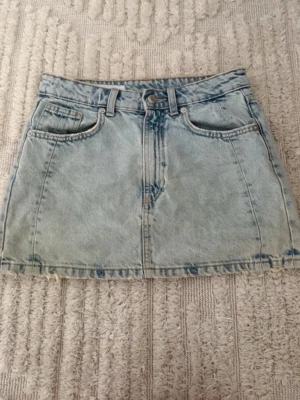 Jeanskjol - Ljusblå jeanskjol ifårn Zara i storlek Xs