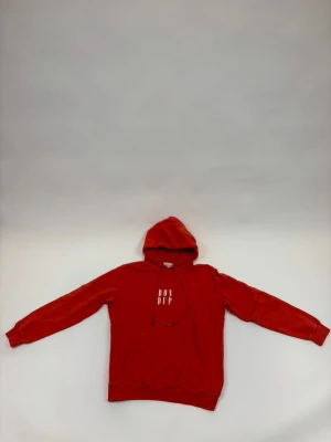 Röd hoodie från Dondup - Snygg röd hoodie från Dondup i storlek M i riktigt bra skic. 