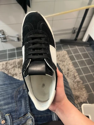 Valentino fly crews strlk 38  - Ass feta valentino nytt pris 5000 mitt pris 2300 skick 9,5/10 kom om för frågor 