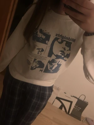 Vit taylor swift midnights sweatshirt - Mysig vit sweatshirt, aldrig använd, originalpris tror jag var något med 300