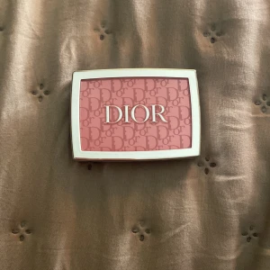 Dior rosa puderrouge - Lyxigt puderrouge från Dior i en snygg rosa nyans. Kommer i en elegant silverfärgad dosa med spegel och präglad Dior-logga på rouget. Perfekt för att ge kinderna en fräsch och ungdomlig glow. Använt 3 gånger max med borste och inget annat. Original pris är 450kr, säljer den för 200kr men kan såklart sänka. 