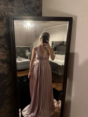 Balklänning/aftonklänning  - Man kommer kunna köpa klänningen tidigast om 2,5 vecka!! Klänningen är helt ny, prislappen finns kvar, storlek S. Bara att skiriva vid frågor. 🙏