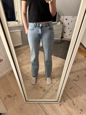 Ljusblå raka jeans med låg midja - Säljer ett par raka ljusblå jeans med låg midja. Använda endast 1 gång. De är i bomull!