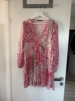 Rosa Zara Klänning  - Rosa mönstrad klänning från Zara i storlek S💞Använd ett fåtal gånger