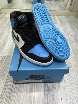 Jordan 1 blue toe - Hej! Ett par Nike jordans till salu i jättebra skick, de är endast testade men tyvärr passade inte skorna. Allt tillbehör i bilderna ingår. Priset kan diskuteras så hör av dig vid frågor! 