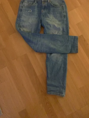 Blå boyfriend jeans Marc O'Polo - Säljer ett par ljusblå boyfriend fit jeans från Marc O'Polo, modell Theda. Jeansen är croppade och har slitningar samt en liten detalj ovanför fickan. Klassisk femficksmodell med knappgylf och skön passform.