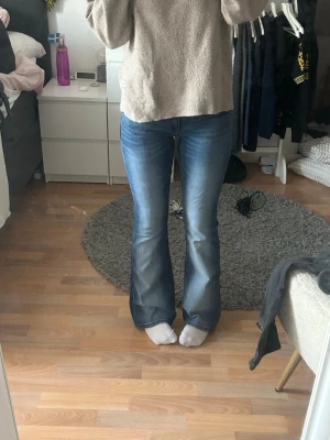 Low waist bootcut jeans  - Svin snugga low waits bootcut jeans med coola detaljer på rumpan. Helt oanvända och i helt nytt skick. Är ifrån Gina i storlek s. Har inga defekter alls och sitter som en smäck. Nypris ligger på 400kr.