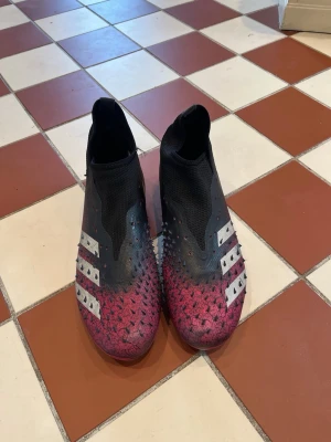 Adidas Predator fotbollsskor strl 43 - Säljer ett par Adidas Predator fotbollsskor. Skorna har ett par år på nacken av användning men inga skador. Dom har aldrig gått sönder eller något annat. Tyvärr har jag då växt ur dom. Storlek 43. Kan tvätta skorna vid intresse. Hör gärna av er om frågor!