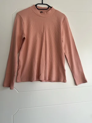 Tröja - Ljusrosa tröja. Står storlek M/L men upplever den mer som S/M. Lite stretchig.