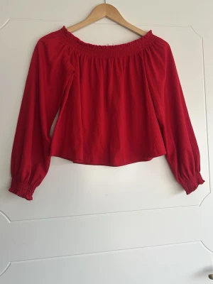 Off-shoulder topp - Kortare off-shoulder topp/blus. Resår upptill och i ärmslut. Använd max 1-2 gånger.