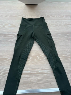 Maya Delorez mörkgröna function ridbyxor  - Jag köpte dessa för nåt år sedan men de är knappt använda, skulle kanske säga tre gånger då jag slutade med ridning för ett tag sedan. Super bra skick och tvättas såklart innan de skickas iväg. Pris går att diskutera 