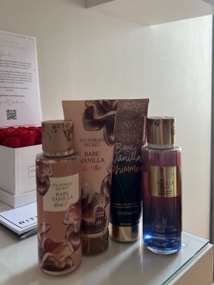Victoria's Secret Bare Vanilla set - Säljer ett set med Victoria's Secret Bare Vanilla och Bare Vanilla Shimmer. Köp alla direkt för 700kr eller var och en för 230/styck 🩷alla är så gott som nya förutom Vanilla lace misten som jag använt flitigt ✨
