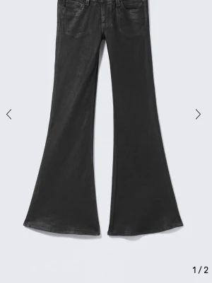 Svarta bootcut jeans - Säljer ett par svarta jeans från Cheap monday med riktigt breda utsvängda ben. Jeansen är i ett mjukt denimtyg och har en unik retrovibe som sticker ut.🌸 säljer då jag köpte i fel storlek💕💕Aldrig använda