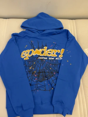 Blå SP5DER Hoodie - Blå/Gul SP5DER Hoodie, Storlek: S. Tröjan är helt ny och alla möjliga tag finns inför validering. Startpris: 600kr, DM vid intresse 🙏