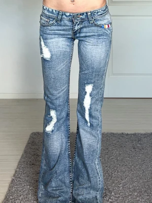 Jeans - Midjemått: 37cm rakt över, innerbenslämgd: 80cm 💗