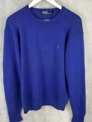 Stickad Ralph Lauren tröja  - Storlek m blå ralphlauren tröja 