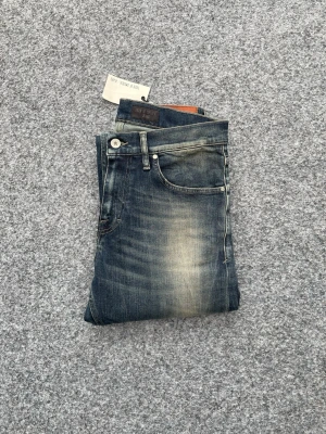 Nya Tiger Of Sweden jeans  - Säljer dessa helt nya Tiger Of Sweden jeans (alla tags kvar)! Storlek w29 l34! Modellen är pistlero! Riktigt snygg tvätt på jeansen! Perfekt för våren nu! Nypris 1899, mitt pris endast 500!!