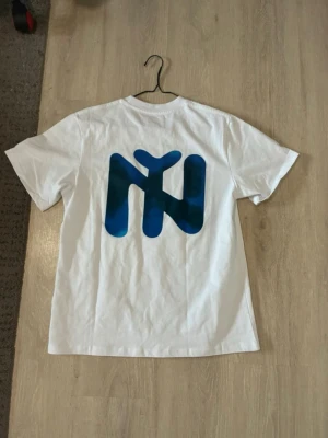 Vit Aimé Leon Dore t-shirt - Säljer en clean vit t-shirt från Aimé Leon Doré, storlek S och TTS, boxy fit. Hör av er vid frågor, priset är diskuterbart.