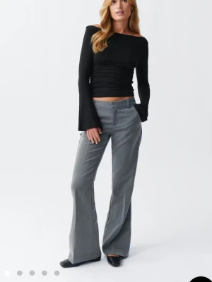 Grå kostymbyxor - Snygga grå kostymbyxor. Aldrig använda och prislappen finns fortfarande kvar 