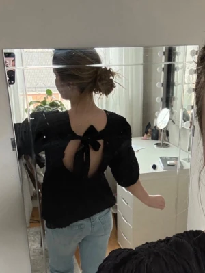 Blus  - Säljer denna fina blus från ginatricot då jag aldrig använt den! Så det är superfint skick och inga tecken på slitage. Mönster på och knytdetalj i ryggen.  Nypris: 400kr  Storlek: S 