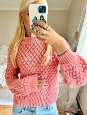 Stickad tröja h&m - sååå fin, jättebra skick och superpopulär🤩🤩🤭 svårt att få färgen på bild men den är lite ljusare irl än bild 2🥰 första bilden lånad