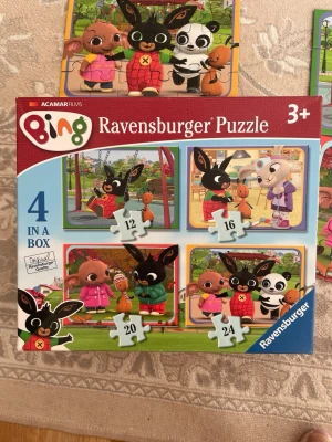 Bing Ravensburger Pussel 4-i-1 - Säljer ett Bing pusselpaket från Ravensburger med fyra olika motiv från serien Bing. Pusslen har 12, 16, 20 och 24 bitar och färgglada illustrationer med Bing och hans vänner. Perfekt för yngre barn som gillar att lägga pussel och pyssla.har kostat 230kr