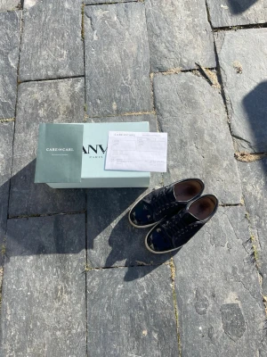 Navy blue sneakers från lanvins - Ett par riktigt feta sneakers från lanvin i färgen Navy blue storleken är uk 8 skulle säga att den passar 42-43. Allt på bilderna fås med och fraktar samma dag eller dagen efter. Bara att höra av sig vid frågor eller funderingar!
