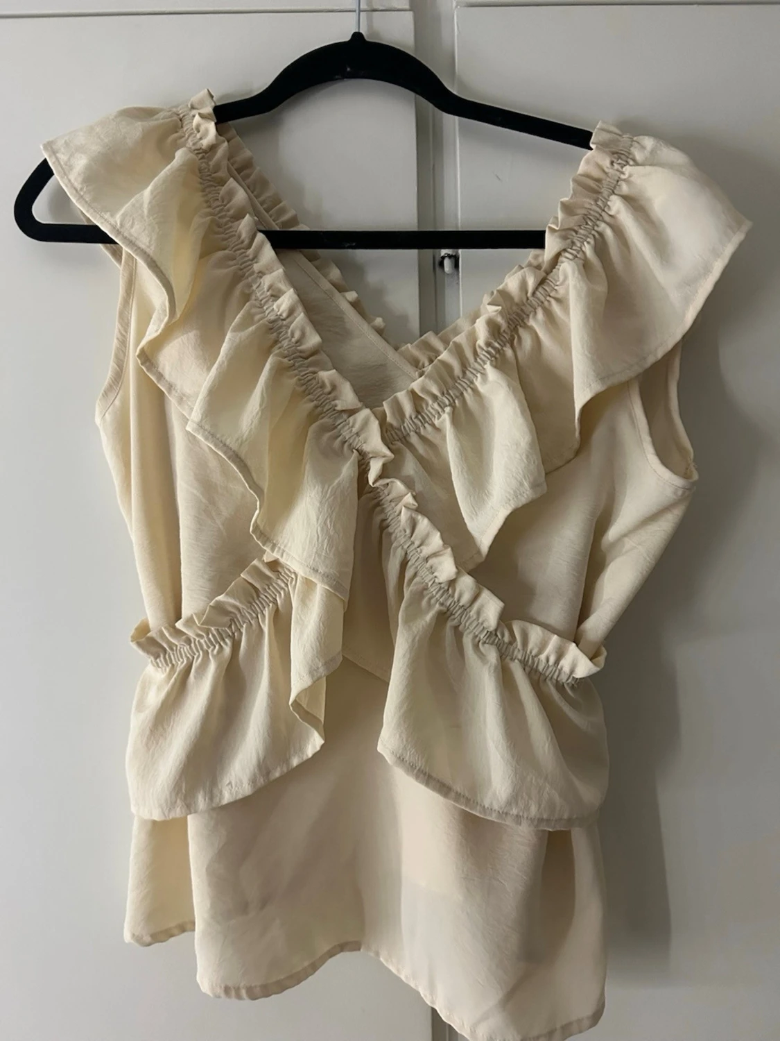 Beige omlottopp med volanger