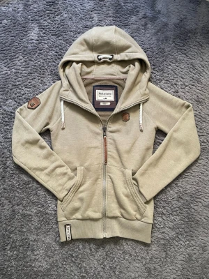 Naketano Huddi - Snygg Huddi från Naketano!⭐️ Färgen är Beige i storlek S. 