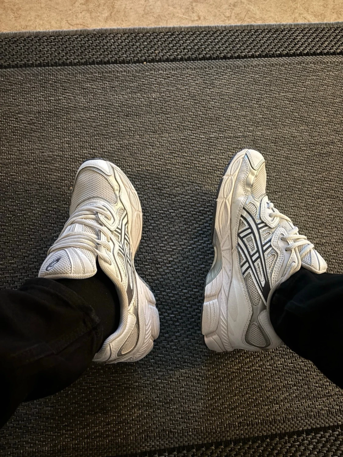 Vita Asics sneakers med mesh och detaljer - 1