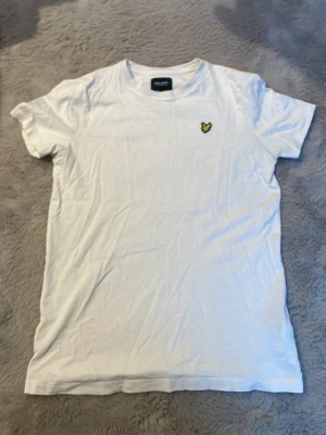 Lyle and Scott t shirt - Vid lyle and Scott T-shirt i riktigt bra skick. Säljer den pga att den är för liten för mig. Den passar dig som är 155-161. Priset är inte helt hugget i sten. Bara höra av er