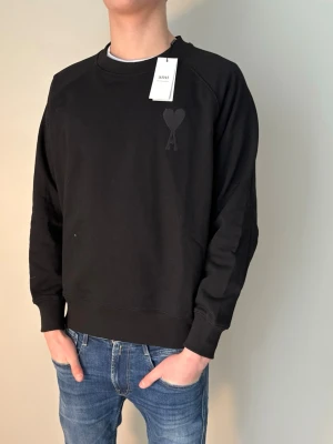 Ami Paris tröja  - Säljer denna Ami Paris sweatshirten i storlek L. Cropped fit. Helt ny! Han på bild är 184 cm. Kvitto finns. Hör av er vid eventuella frågor eller funderingar! 