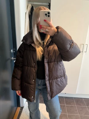 Brun jacka - Superfin brun jacka från Ginatricot i strl M, använd fåtal gånger! Tillkommer ett skärp att knyta i midjan🫶🏻nypris 699