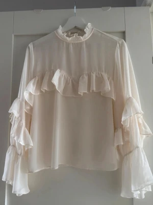 Vit volangblus  - Jättefin vit volangblus från Zara. Storlek S. Fint skick🤍Redo att skickas direkt📦