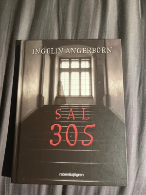 Sal 305 - Ingelin Angerborn - Sal 305 är bok nummer 2 i rum 213 serien som följer Meja, Bea och Elvira. Böckerna går att läsas i o-ordning men jag rekommenderar att läsa dem i ordning!