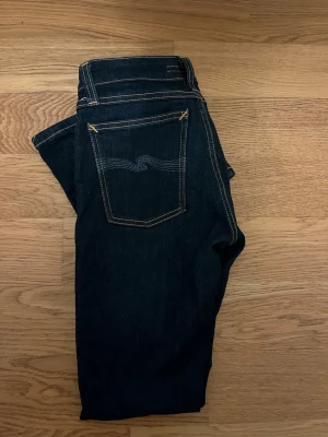 Nudie jeans - Jeansen är nästan helt nya använda fåtal gånger, säljer dom för ett bra pris 