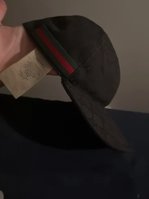 Gucci keps - Svart gucci keps i storlek M, kepset ärr i bra skick och säljs pågrund av vill bli av med den. Kepsen är äkta och det är bara o skriva om intresse! Jag möts upp i göteborg och fraktar även