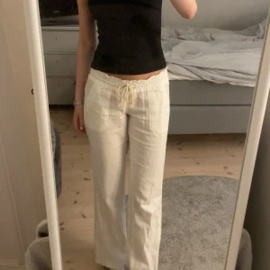 Vita linnebyxor  - Vita linnebyxor från Roxy. Stilrena och bekväma. Linnebyxorna har låg midja och är inte genomskinliga. Går att klä upp men också en skön bekväma outfit. Perfekt för varma dagar, hemma, stranden eller till vardags. De är i fint skick och inga synliga defekter. Jag är 170cm. Köpt på zalando fårn märket Roxy. Ord pris 599kr